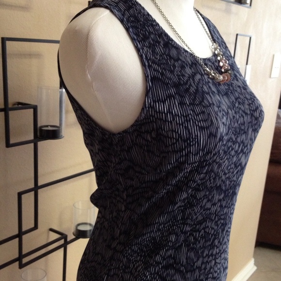 NWOT ---Banana republic top - Picture 3 of 4